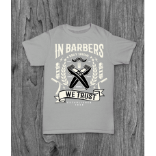 ФУТБОЛКА З ПРИНТОМ IN BARBERS WE TRUST фотографія